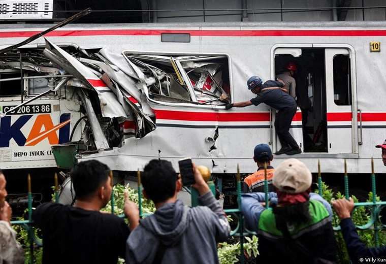 Al menos 14 muertos en colisión de trenes en Indonesia