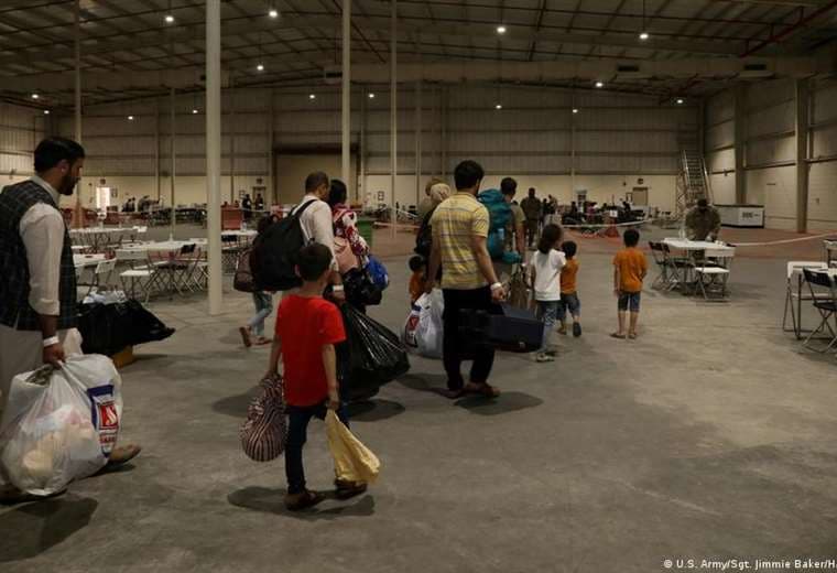 Ordenan reactivar solicitud de residencia a más de 80 migrantes en EE. UU.