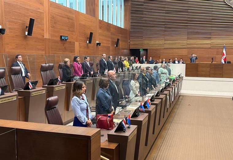 Diputados aprueban "sanción simbólica" contra Fabricio Alvarado por presunto acoso sexual