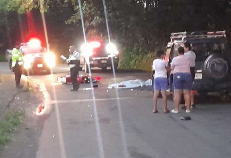 Motociclista muere tras chocar contra carro en Limón