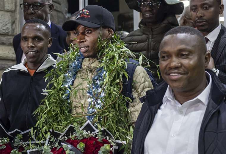 Kenia recibe como un héroe a Sawe, primer atleta en bajar de las dos horas en maratón