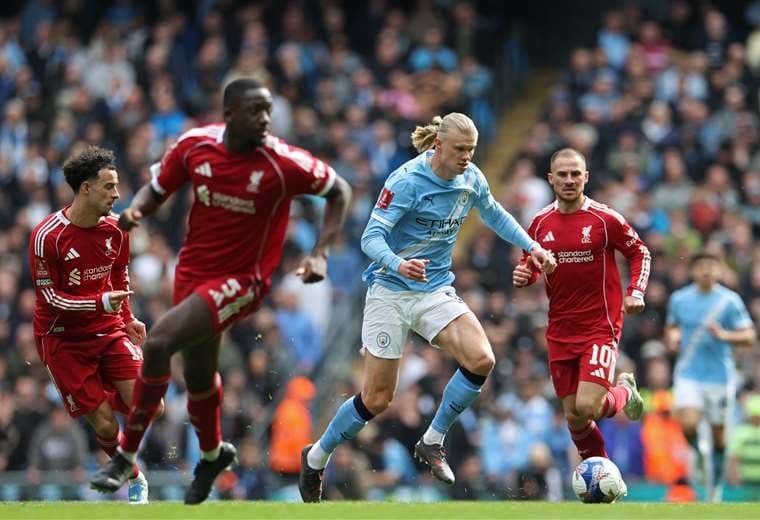 Manchester City golea al Liverpool con triplete de Haaland y avanza a semifinales de la FA Cup