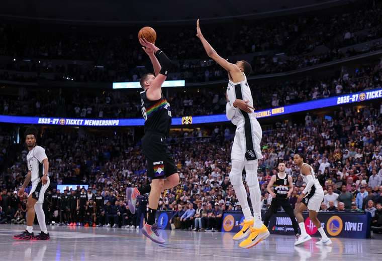 Jokic lidera a Nuggets en prórroga ante Spurs y frena racha de Wembanyama