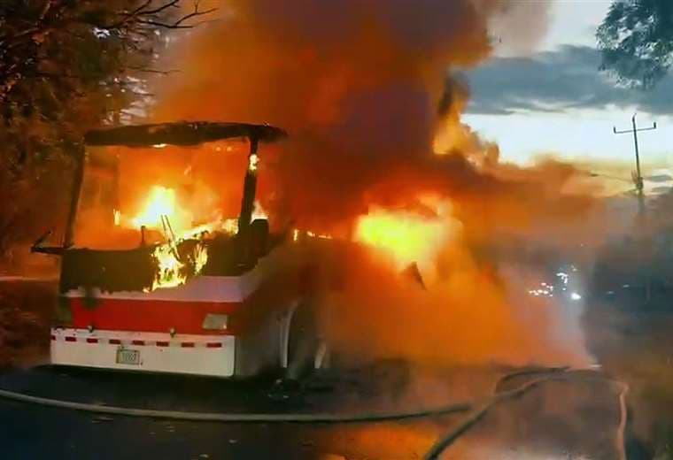 Bus de Quepos Cambute se quemó y partido ante Grecia fue suspendido