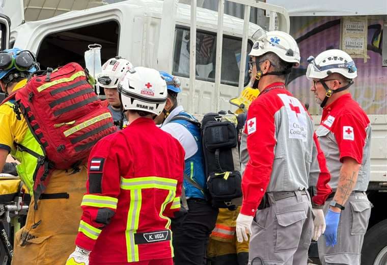 Dos niños y tres adultos graves tras choque de camión con motocicleta y poste del tendido eléctrico