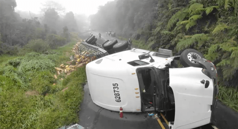 Carretera Interamericana Sur se mantendrá cerrada tras vuelco de camión