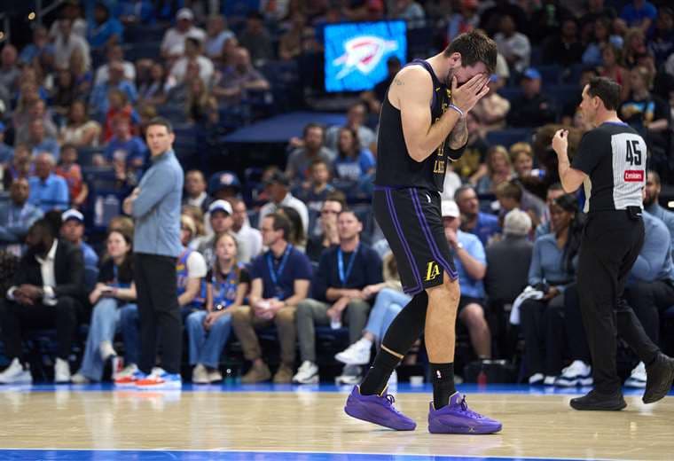 Lesiones de Doncic y Reaves ponen en jaque a Lakers en la recta final de la NBA