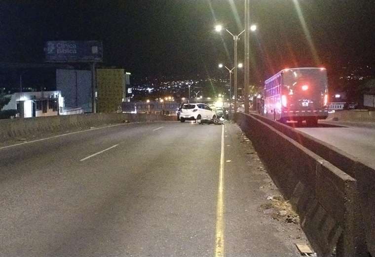 Motociclista que murió atropellado en puente Juan Pablo II viajaba sin casco y contra vía