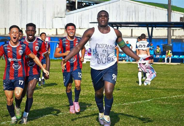 ¡Sanción histórica! Futbolista colombiano de Cariari recibe fuerte castigo tras empujar a árbitro