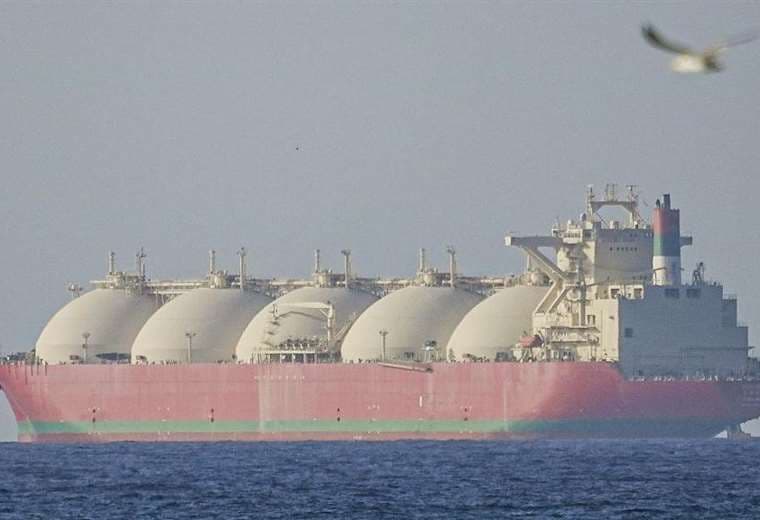 Tregua se tambalea: medios iraníes aseguran que estrecho de Ormuz fue cerrado e Irán acusa a EE.UU. e Israel de violar pacto