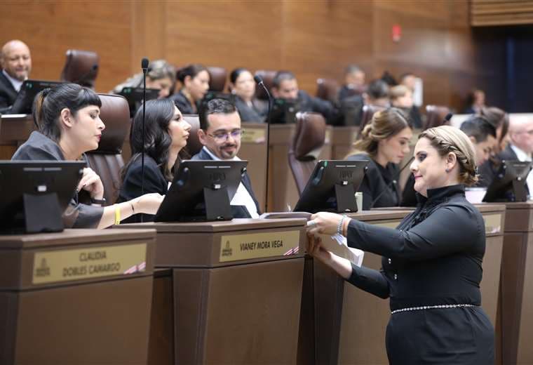Frente Amplio confirma cuáles de sus diputados irán a gira en Crucitas
