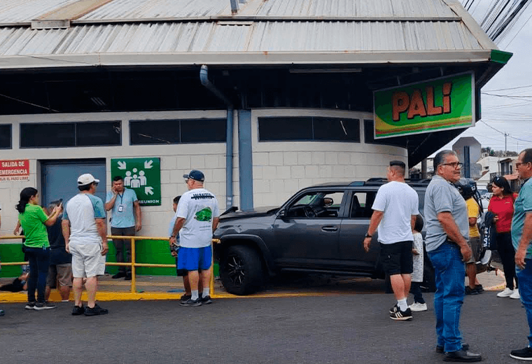 Carro se estrella contra supermercado y atropella a dos personas: hay una niña herida