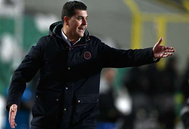 Nuevo técnico de Alajuelense ya está en el país