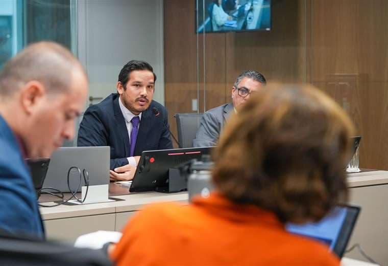 Víctor Carvajal renuncia a Banca para el Desarrollo a un mes de haber asumido dirección