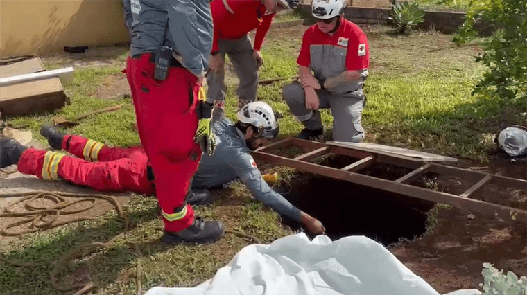 Hombre queda inconsciente dentro de fosa séptica y es rescatado fallecido en Grecia