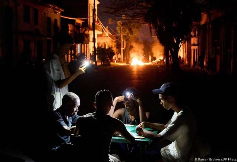 Cuba-EE. UU.: tensión, drones y mochilas de emergencia