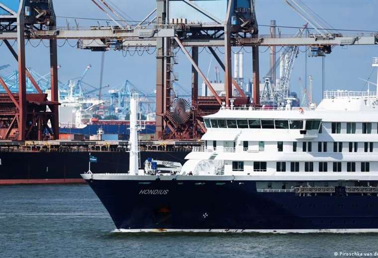 Llega a Róterdam crucero afectado por el hantavirus y será desinfectado