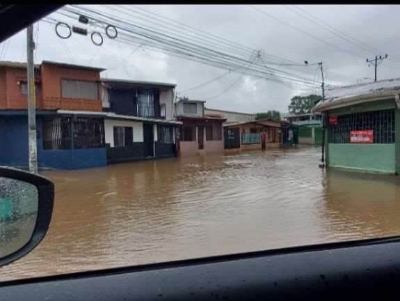 Más de 40 centros educativos cerrados por fuertes lluvias e inundaciones en el Caribe