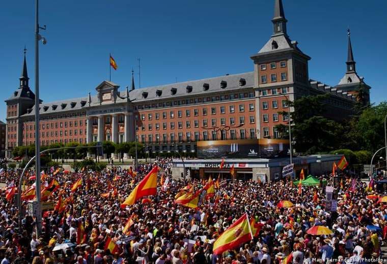 Decenas de miles de personas marchan en Madrid para pedir renuncia de Pedro Sánchez
