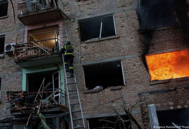 Ucrania hace recuento de daños: Más de 100 heridos tras bombardeo ruso