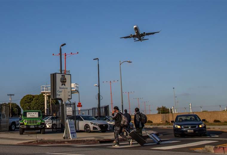 A días del Mundial, el Aeropuerto de Los Ángeles es un calvario para turistas