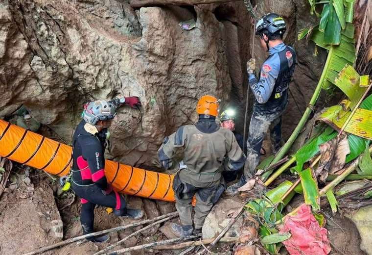 El milagroso rescate en Laos de 5 personas que pasaron una semana atrapadas en una cueva