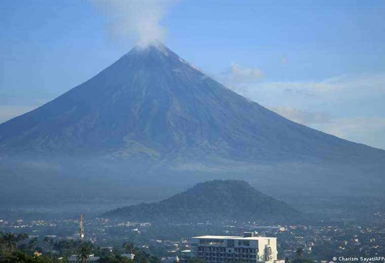 Masivas evacuaciones en Filipinas por actividad de volcán Mayón