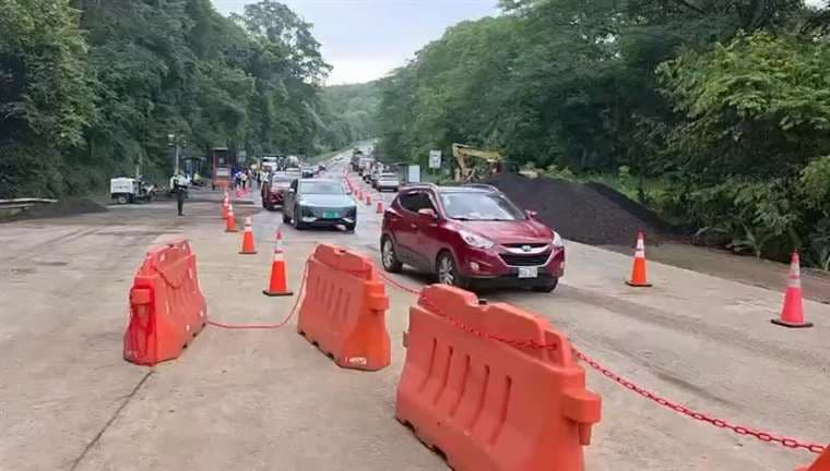 MOPT habilita paso temporal para carros en Ruta 27 tras hundimiento en Orotina