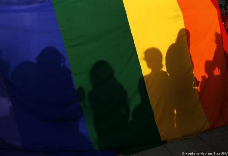 Venezuela investiga a policías que retuvieron a una treintena de hombres en local LGBTIQ+