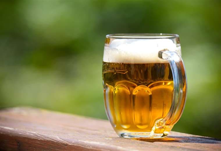Presidente de Ecuador ordena baja de precio de la cerveza por el Mundial