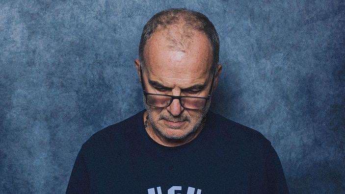 "No soy modelo": Marcelo Bielsa se niega a mirar a la cámara en las fotos de la FIFA para el Mundial 2026 
