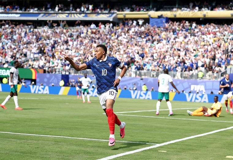 Mbappé sigue haciendo historia y Francia derrota a Senegal