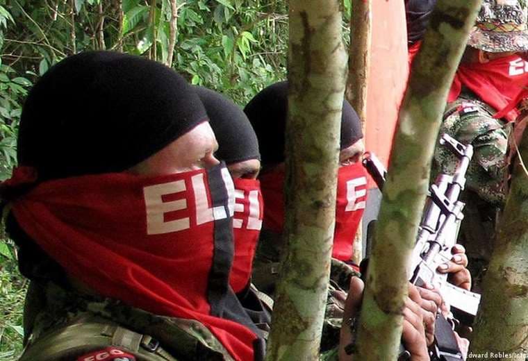 Liberan a dos policías colombianos secuestrados en julio