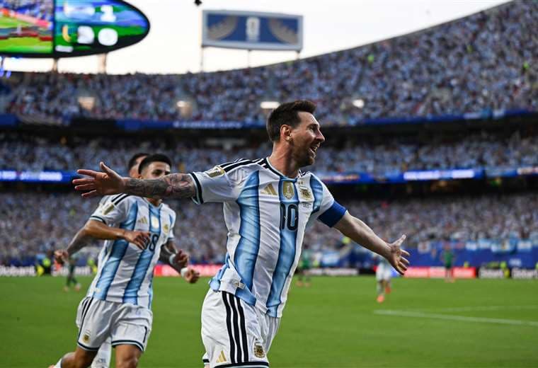 Lionel Messi celebra con golazo ser el primer futbolista en jugar seis Mundiales