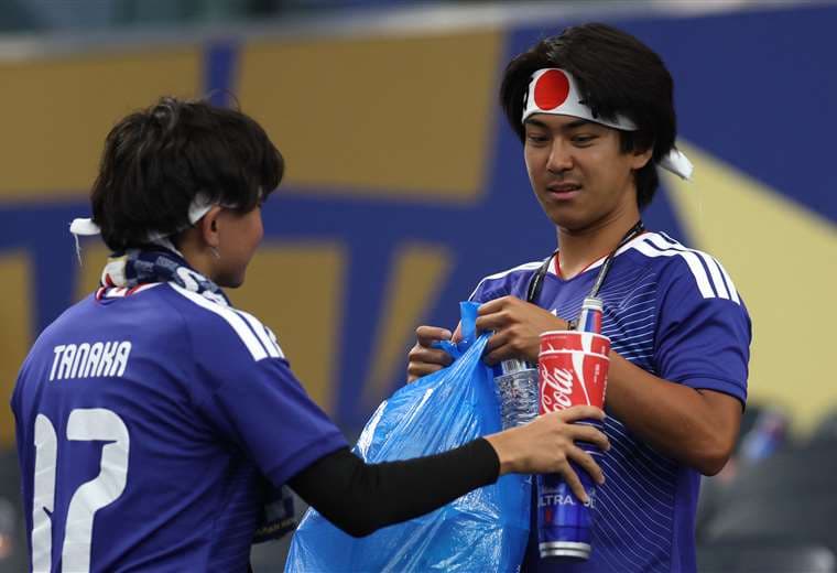 ¿Y si los hombres japoneses limpiaran también en casa y no solo en el estadio?