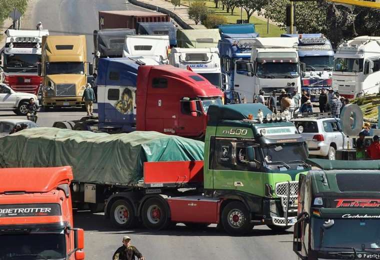 Policías y militares quitan bloqueos de carreteras en Bolivia