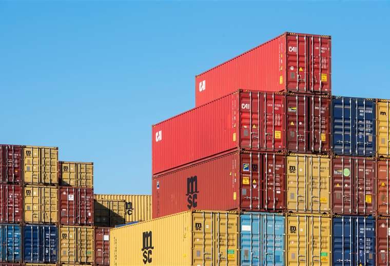 China impone controles de exportación a 10 empresas de EE. UU.