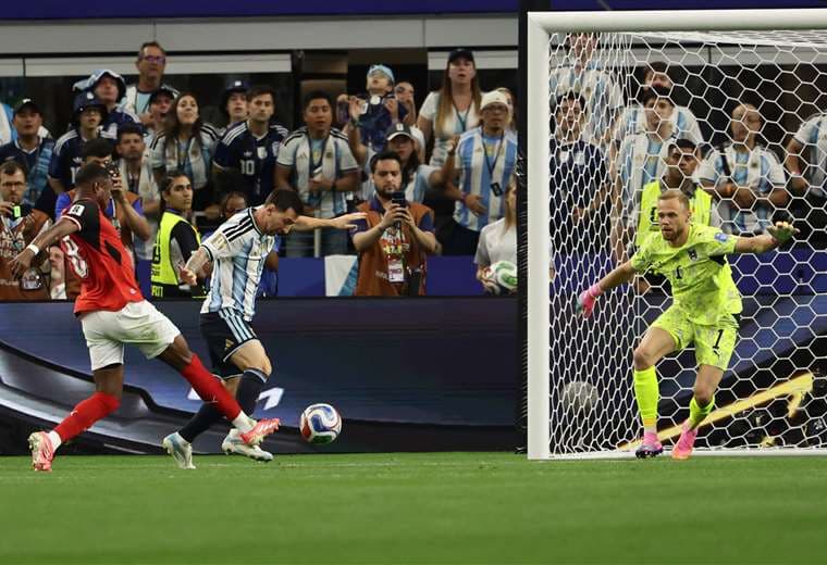 Messi siendo Messi: El goleador histórico de los Mundiales guía a Argentina a la siguiente ronda
