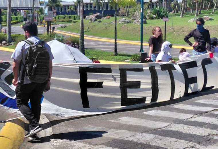 TEC abre investigación para "establecer responsabilidades" por sobremontos en becas