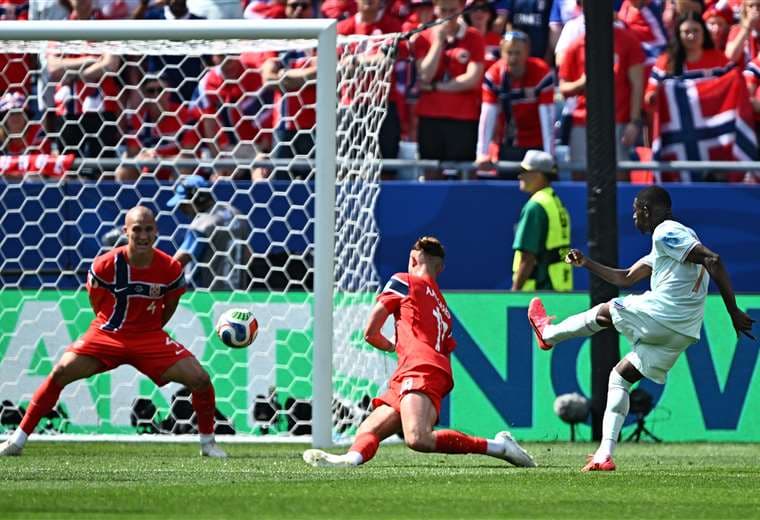 Triplete de Dembelé le permite a Francia golear y llegar con marca perfecta a los dieciseisavos