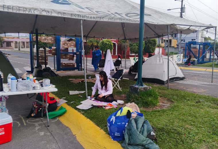 Estudiantes del TEC levantan bloqueos tras acuerdo por fondo de becas