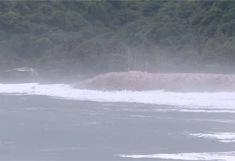 ¡Cuidado con el mar! Pronostican olas de hasta 5 metros en el Pacífico