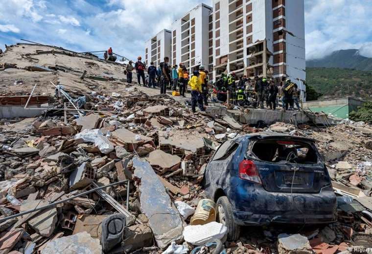 Sobrevivientes de los terremotos se aferran a la solidaridad