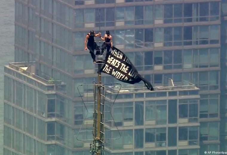 Pareja de escaladores rusos se compromete en la cima del Empire State y termina arrestada
