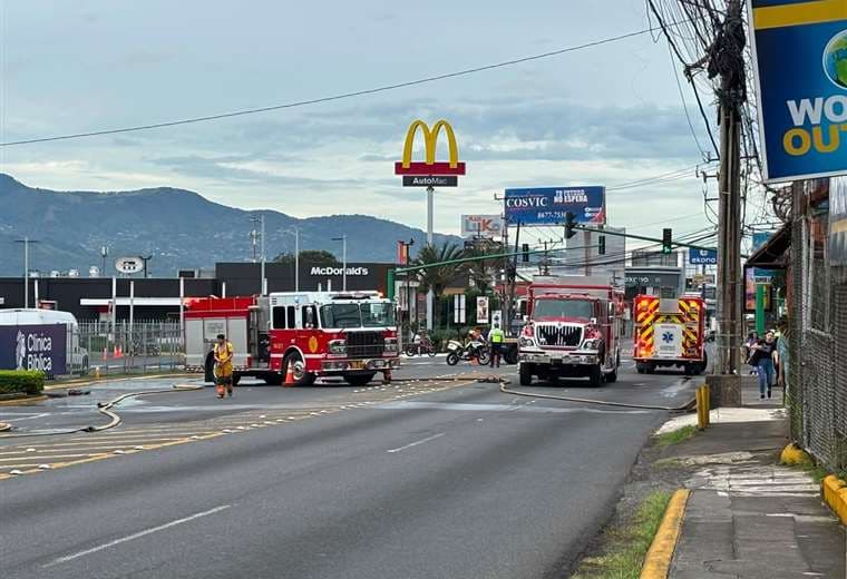 Fuga de gas en camión cisterna obliga a cierre de calle en Curridabat