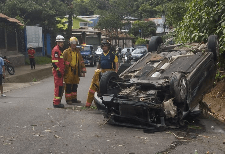 Tres personas heridas tras choque de carro contra cuneta en La Capri