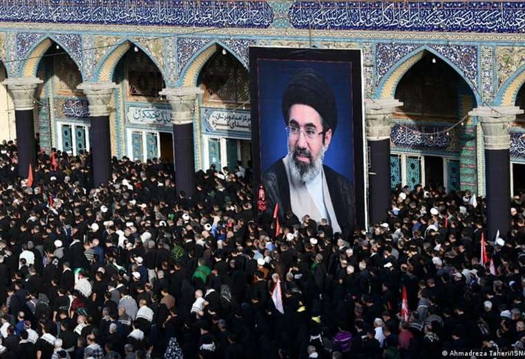 Irán: miles de personas despiden al ayatola Jamenei en Qom