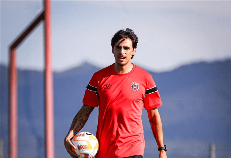 Izaguirre sobre Bryan Ruiz: "Tiene todo para salir adelante ante Marathón"