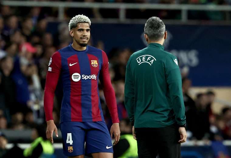 Barcelona cede al defensa uruguayo Ronald Araújo al Liverpool