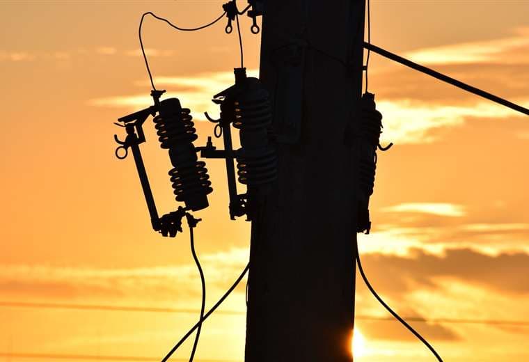 Casi 2.400 clientes del ICE sin servicio eléctrico por efectos de onda tropical